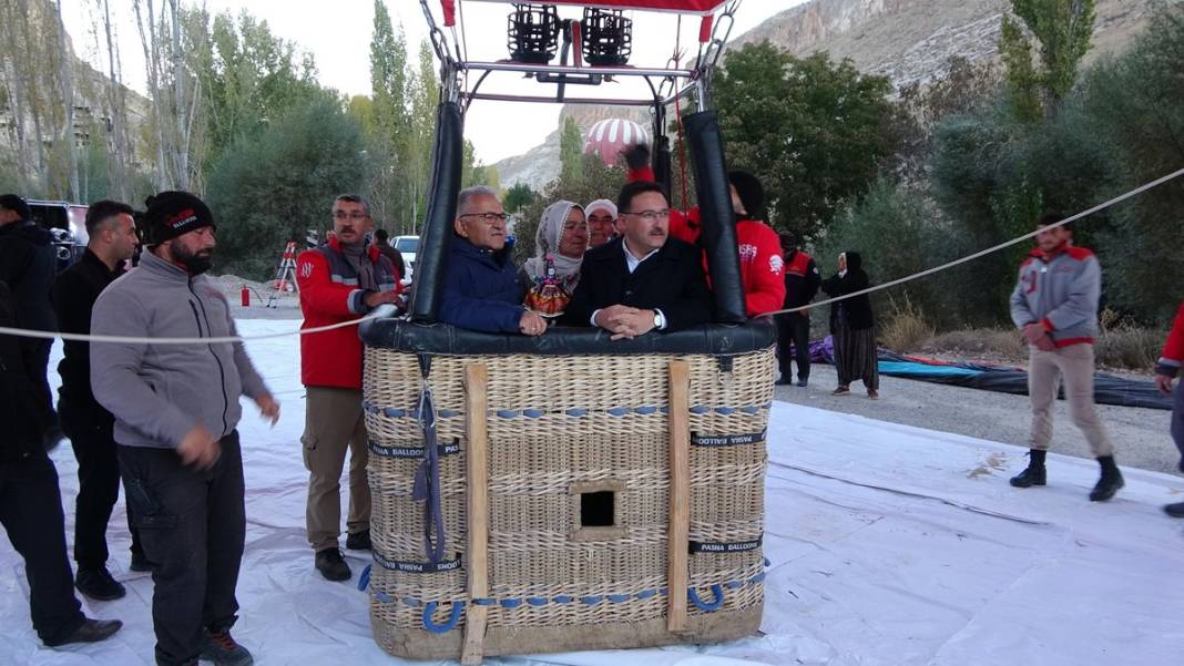 Gökyüzünü Türk bayrakları ve Atatürk posterleriyle donattılar 3